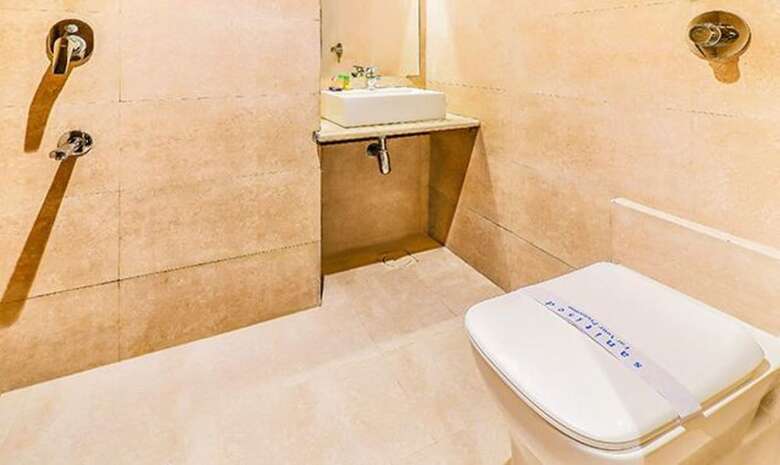 Fabhotel Ascot International