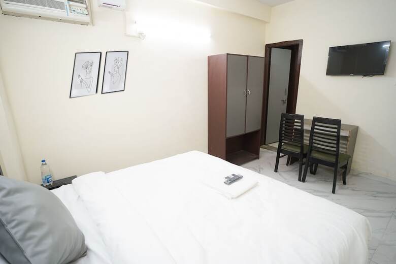 Hotel Roomshala 034 Grihum Noida Sector 63