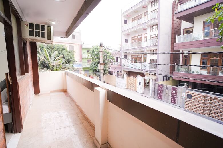 Hotel Roomshala 034 Grihum Noida Sector 63
