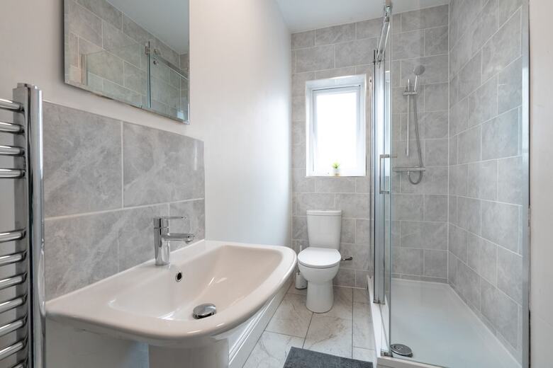 Spacious 4br, Parking, Near Centre