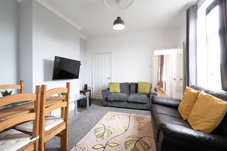 Spacious 4br, Parking, Near Centre