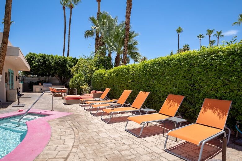 Hotel Poolside Fun King Suite