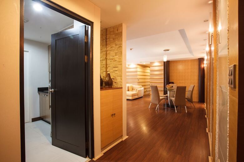 2b - 2 Bedrooms And 2 Bathrooms Located Downtown Apartment With Shared Pool