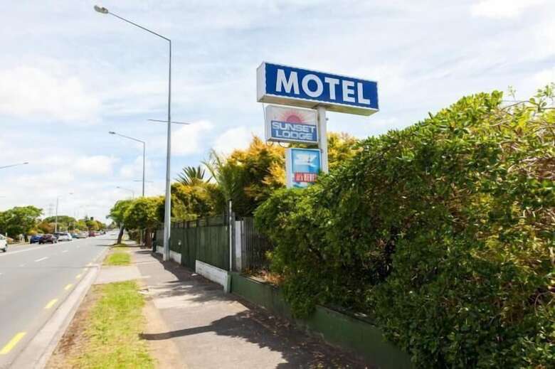 Sunset Lodge Motel