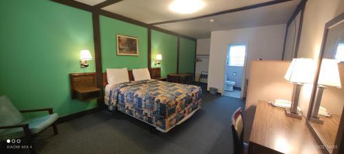 Twin Pine Motel