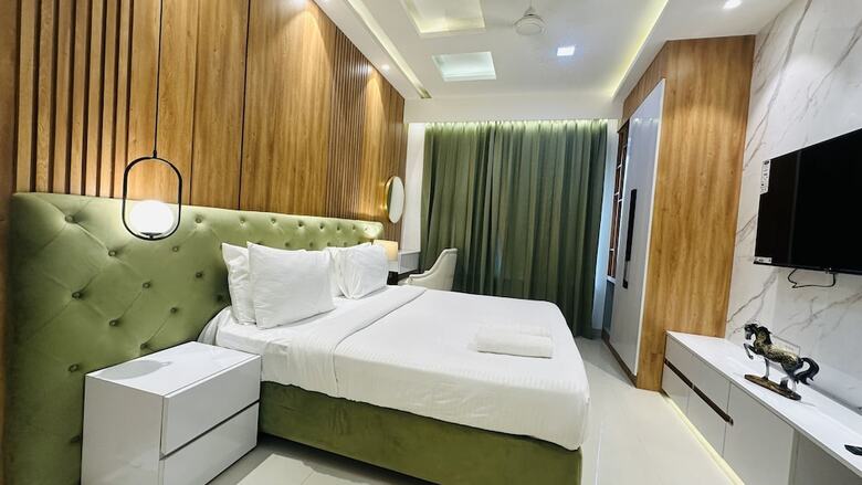 Hotel The Hoften Elite Millennium City, Gurugram