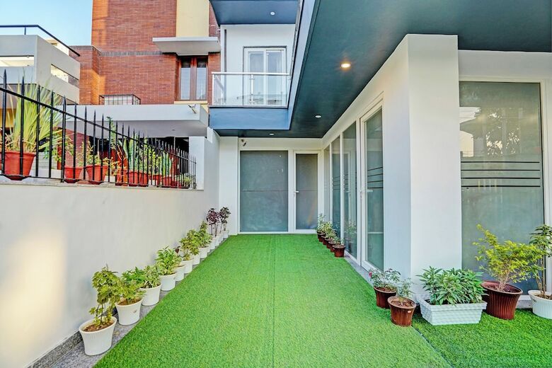 Hotel Homefort Stays, Millennium City Centre Gurugram