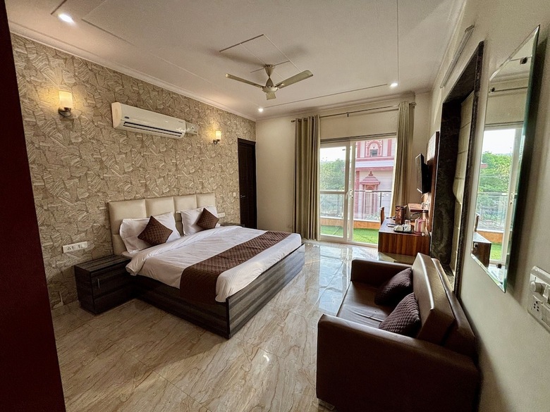 Hotel Homefort Stays, Millennium City Centre Gurugram