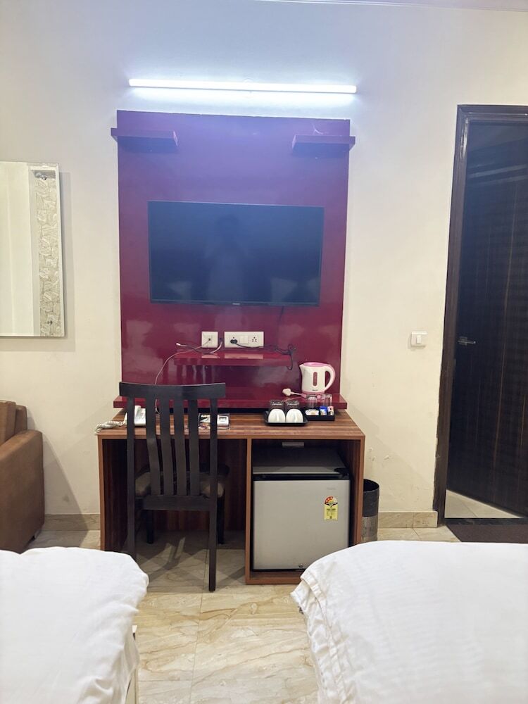 Hotel Homefort Stays, Millennium City Centre Gurugram