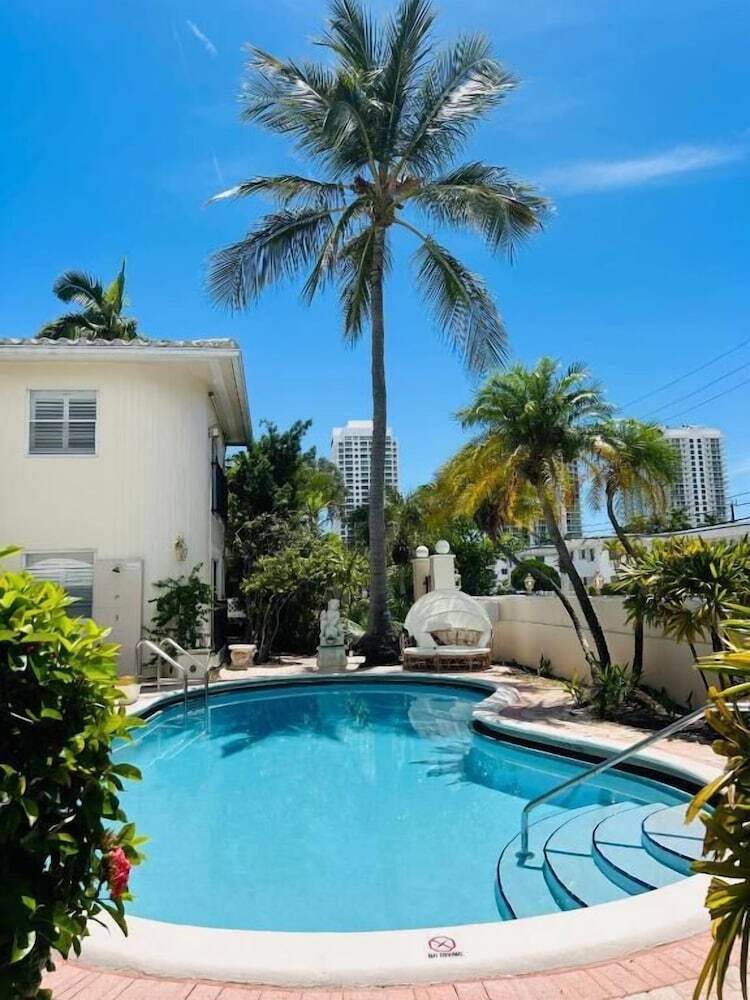 La Casa A North Beach Village Resort Hotel
