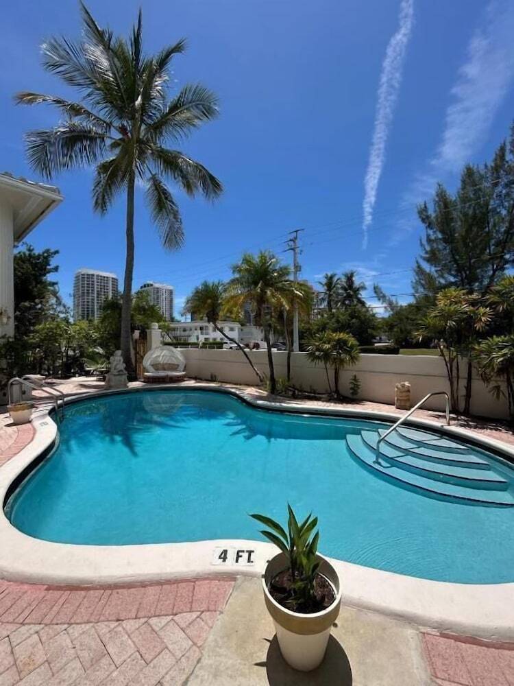 La Casa A North Beach Village Resort Hotel