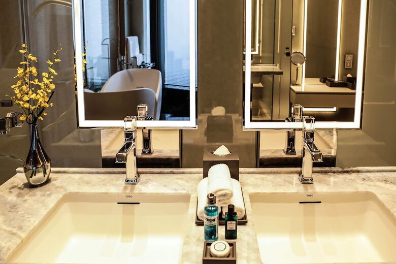 J Hotel, Shanghai Tower