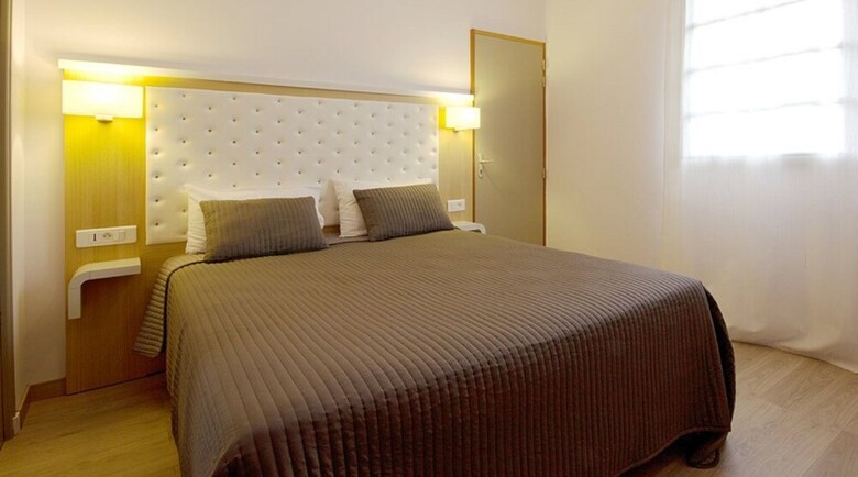 Hotel H�tel C�t� Ventoux