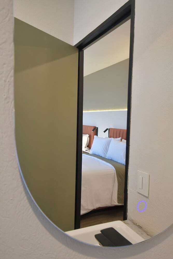 Expo Satelite 2750 Hotel & Suites