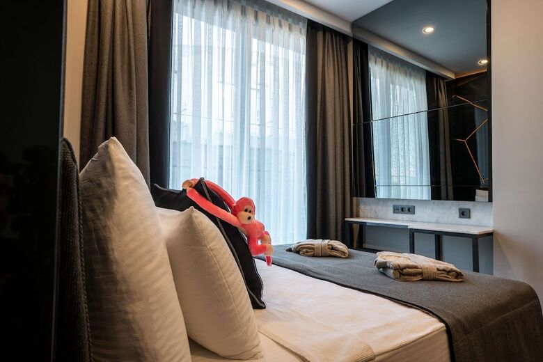 Lucky Monkey Hotel