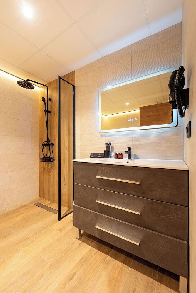 Hotel Emily Suites