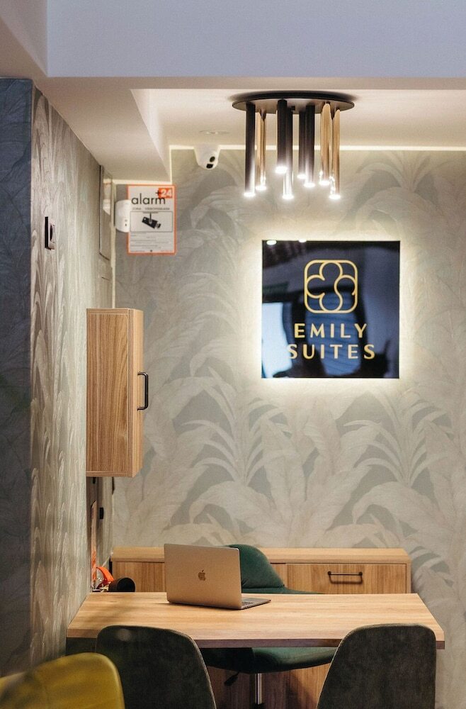 Hotel Emily Suites