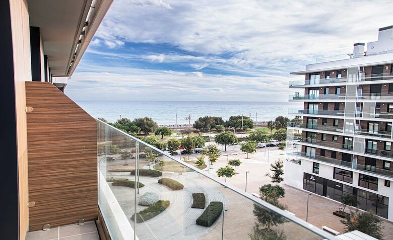 Residencia Atenea Living