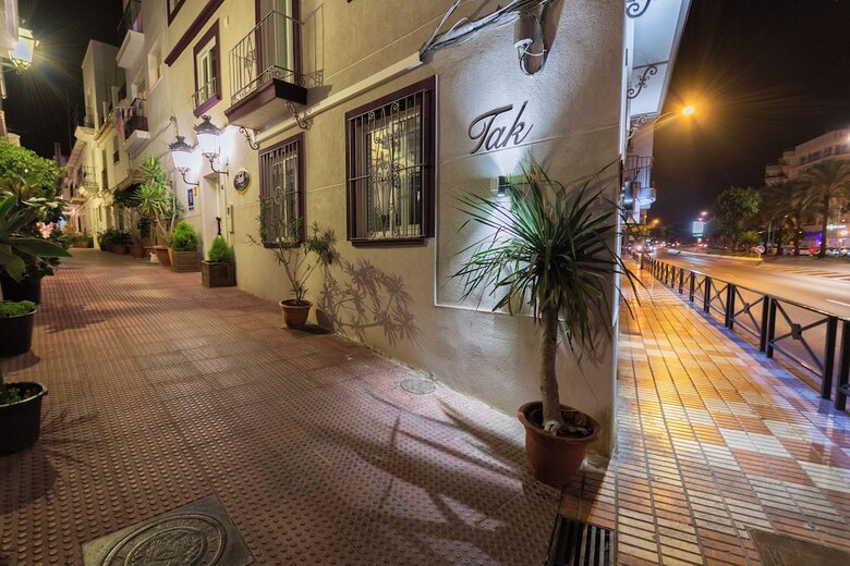 Hostal Tak Boutique Marbella Old Town With Parking