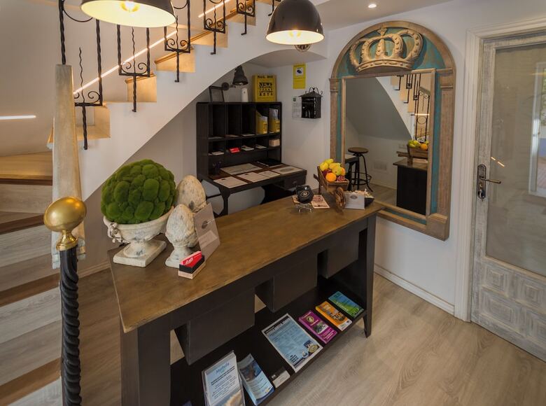 Hostal Tak Boutique Marbella Old Town With Parking
