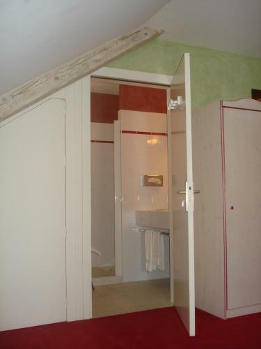 Hotel H�tel Les Chatelmin�s