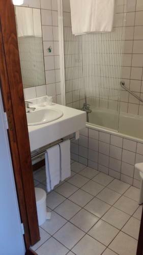 Hotel H�tel Les Chatelmin�s