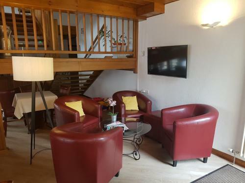Hotel H�tel Les Chatelmin�s