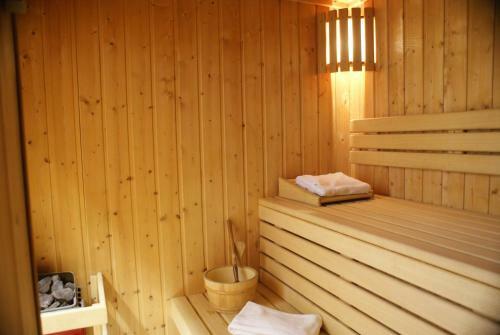 Hotel H�tel Les Chatelmin�s