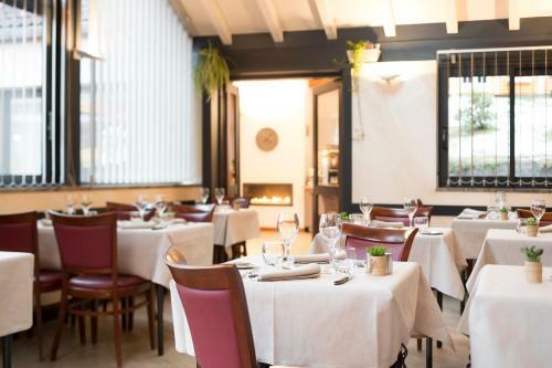 Hotel H�tel Les Chatelmin�s