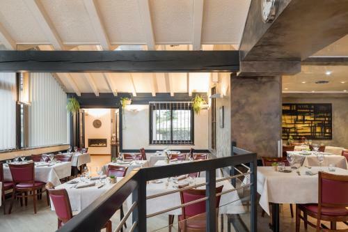 Hotel H�tel Les Chatelmin�s