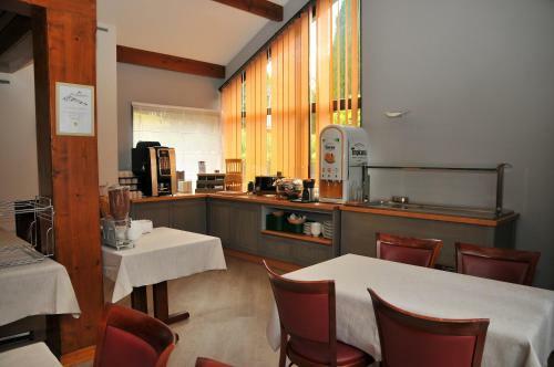 Hotel H�tel Les Chatelmin�s