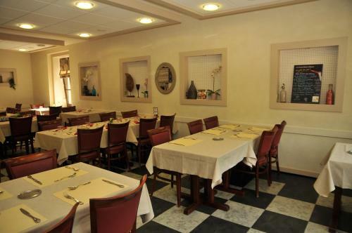 Hotel H�tel Les Chatelmin�s