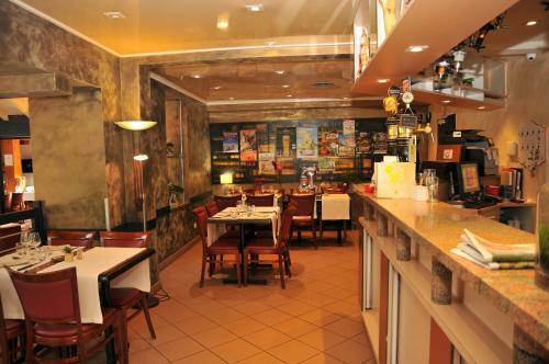 Hotel H�tel Les Chatelmin�s