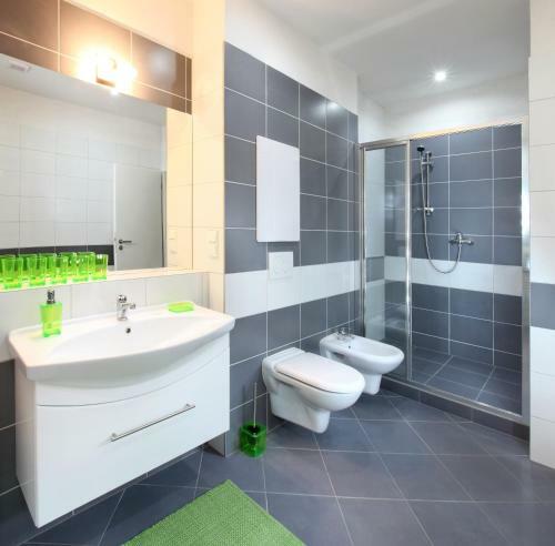 Apartments Kope?n� With Parking