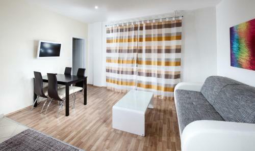 Apartments Kope?n� With Parking