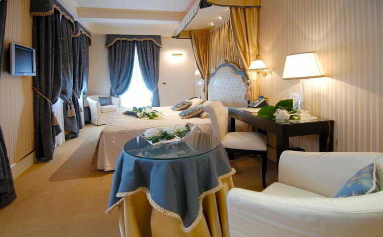 Hotel A La Commedia