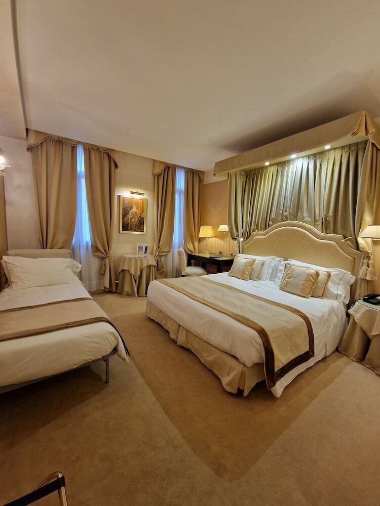Hotel A La Commedia