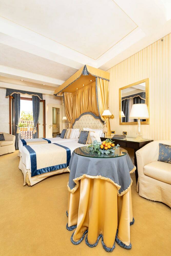 Hotel A La Commedia