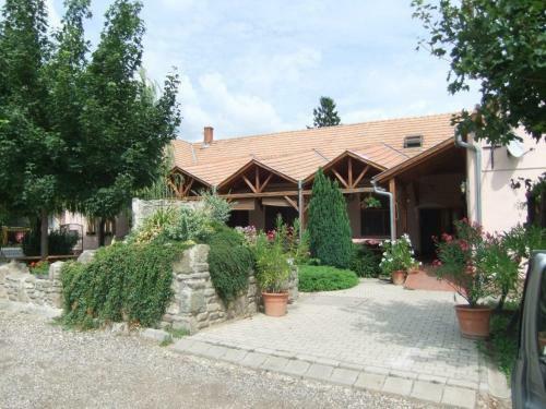 Hostal Borosty�nkert �tterem & Vend�gh�z