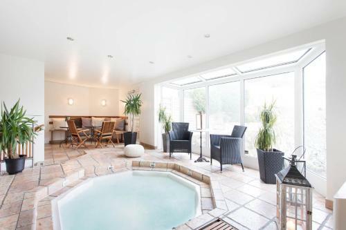 Treetop Spa Hangout & Hotel