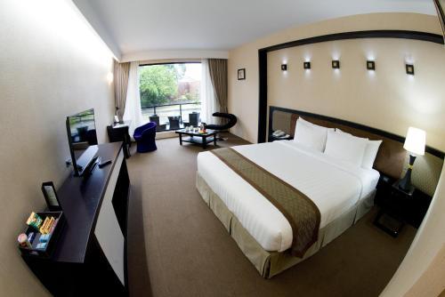 Avenue 64 Hotel