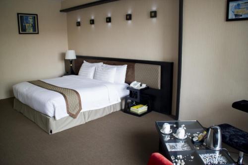 Avenue 64 Hotel