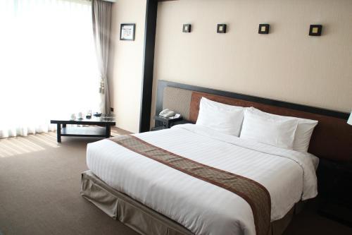 Avenue 64 Hotel