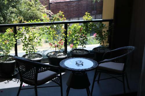 Avenue 64 Hotel