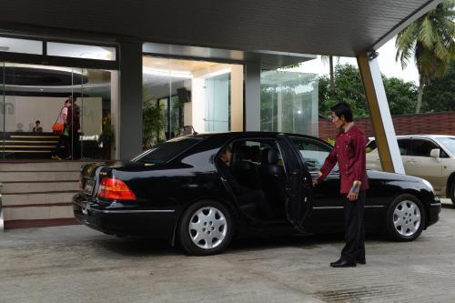 Avenue 64 Hotel