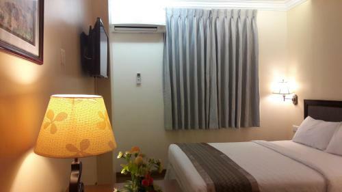 Grand Laurel Hotel