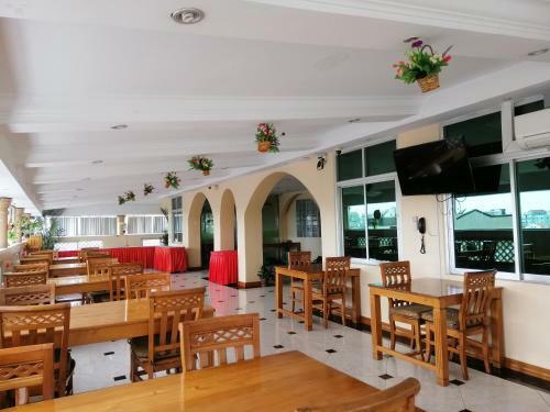 Grand Laurel Hotel