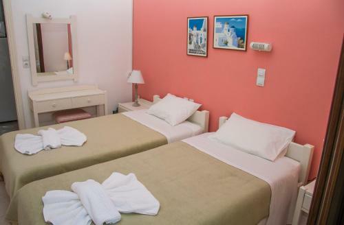 Zorbas Studios & Apartments