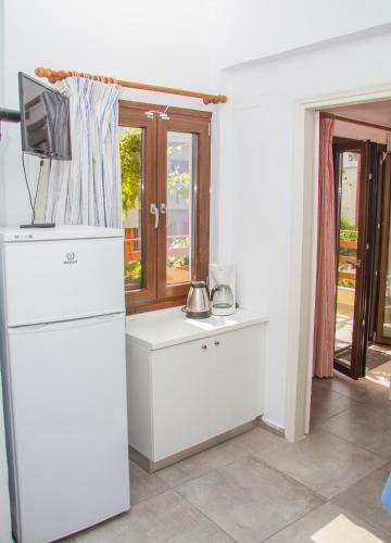 Zorbas Studios & Apartments