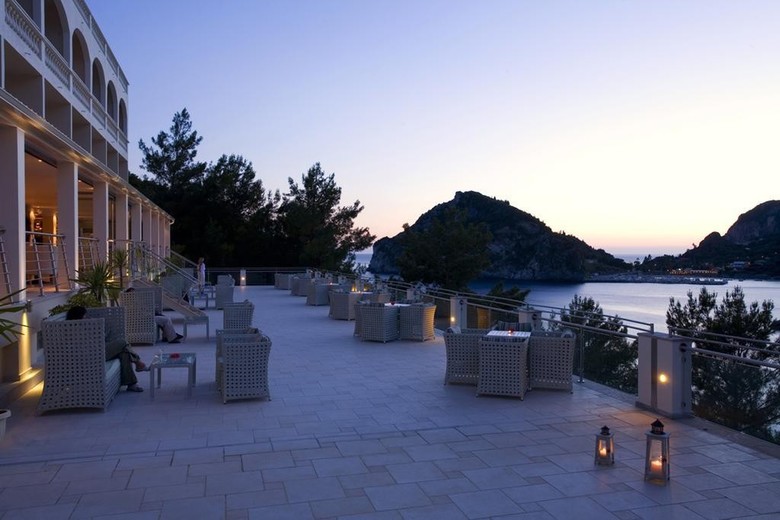 Akrotiri Hotel